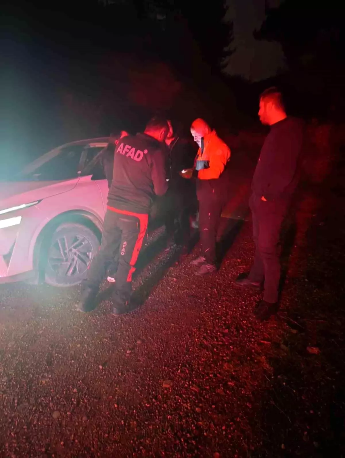 Hatay Dörtyol’da Karla Kaplı Yolda Mahsur Kalan Aile Güvenli Şekilde Kurtarıldı