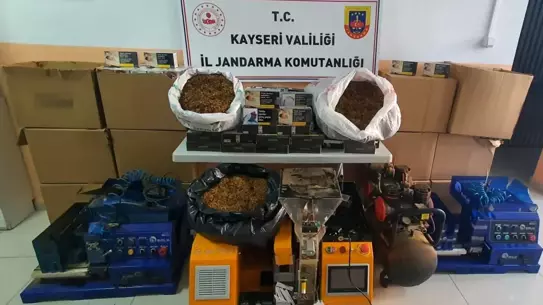 Jandarma ekipleri kaçak ürünleri topluyor