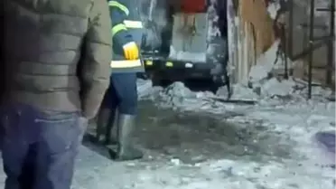 Kars'ta Soğuktan Korunmak İçin Araç Altına Yanan Ateş Kontrolden Çıktı