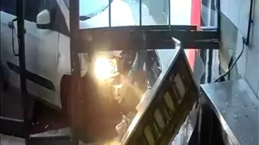 Konya’da Hafif Ticari Araç Kontrolünü Kaybederek Dönerciye Çarptı