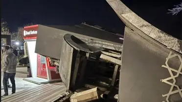 Marmara Adalar’da Şiddetli Lodos Nedeniyle Belediye Ekranı Yere Düşürüldü