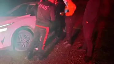 Hatay Dörtyol’da Karla Kaplı Yolda Mahsur Kalan Aile Güvenli Şekilde Kurtarıldı