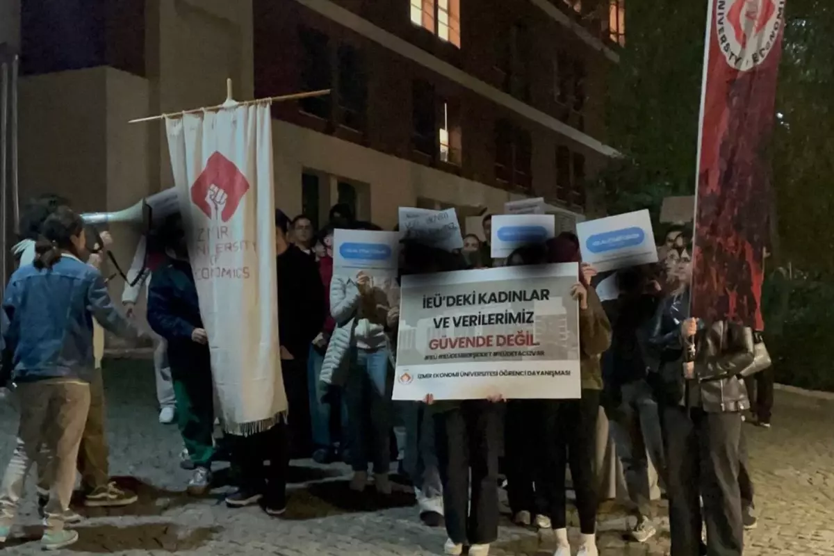 İzmir Ekonomi Üniversitesi'nde Veri Sızıntısı ve Taciz İddiaları Üzerine Öğrenci Protestosu