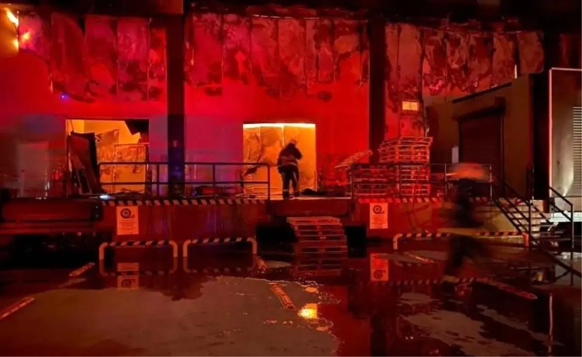 Antalya Serik’te 5.000 m² Market Deposu Alev Aldı: Temel Gıdalar Kül Oldu