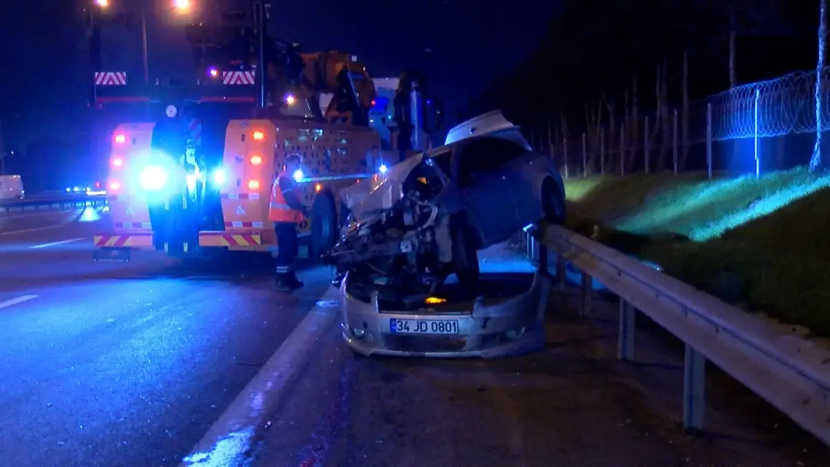 Esenler'de TEM Otoyolu'nda Çarpışma: 2 Yaralı ve Trafik Akışı Kesintiye Uğradı