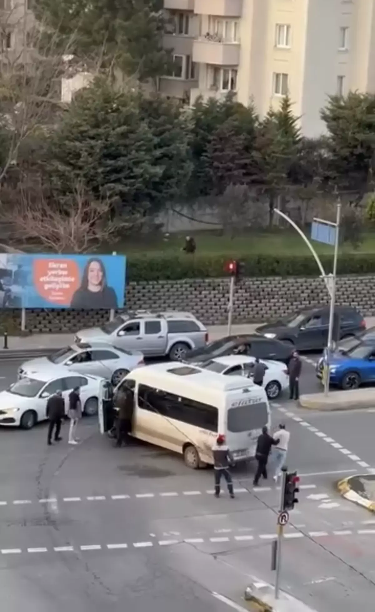 Pendik'te Kırmızı Işıkta Sürücüler Arasındaki Çatışma Görüntülendi