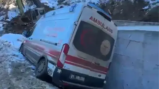 Buzlu yolda kaymış ambulansın ana fotoğrafı