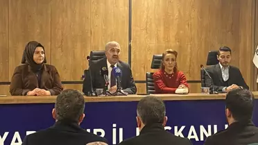 AK Parti üyeleri toplanıyor