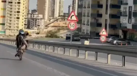 Motosiklet akrobasi sırasında çekilmiş fotoğraf