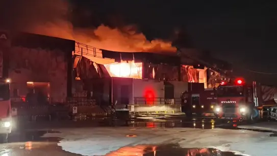 Antalya Serik'teki Soğuk Hava Deposunda Şiddetli Yangın