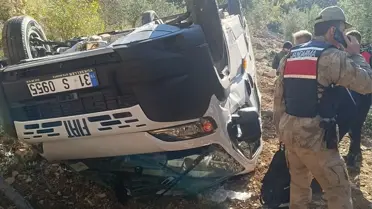 Devrilen öğrenci servisi ve çevredeki ağaçlık alan