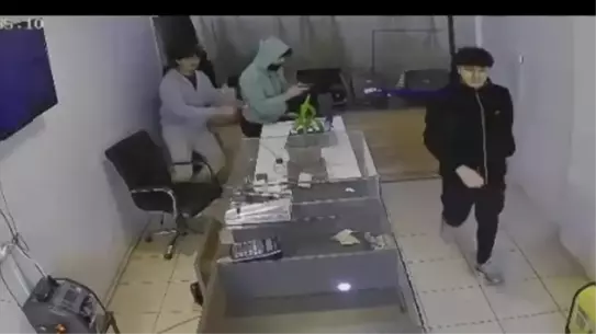 Kırıkhan'da Silahlı Kuyumcu Soygunu: 3 Kilo Altın 3 Dakikada Çalındı