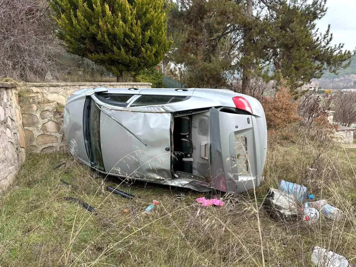 Uşak'ta Kontrol Kaybı: Araç Bahçeye Devrildi, Sürücü Yaralı