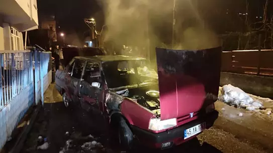 Karabük’te Park Halindeki Otomobil Aniden Yandı, Araç Kullanılamaz Hale Geldi