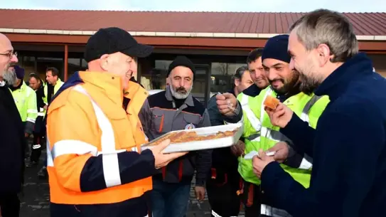 Baklava ikramı sırasında ekipler