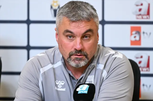 Antrenman sahasında Thomas Reis