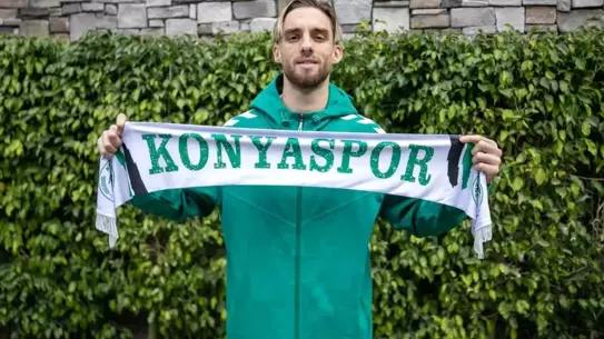 Berkan Kutlu'nun Konyaspor formasıyla poz vermesi