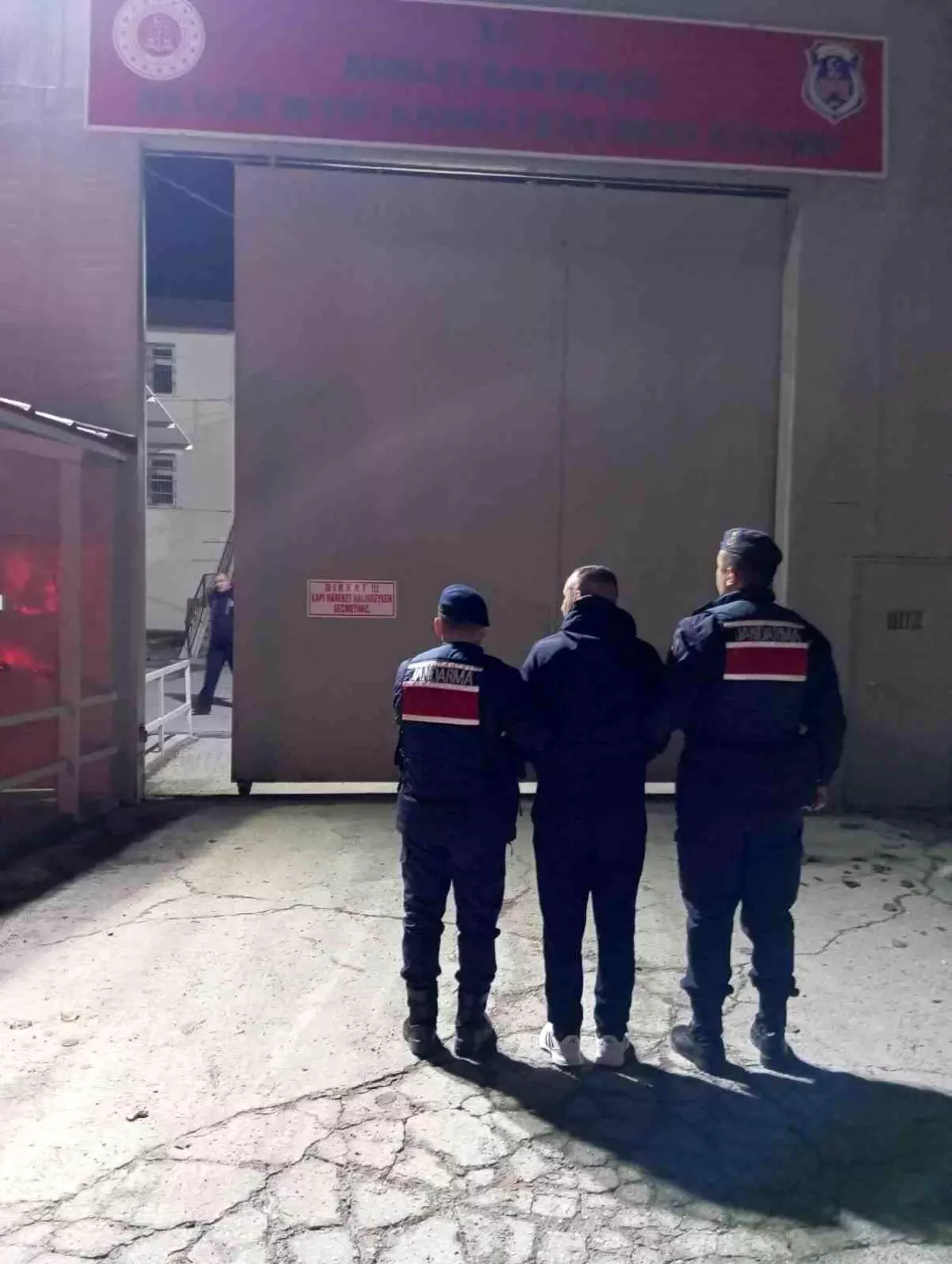 Bilecik’te 13 suç kaydı bulunan şüpheli jandarma operasyonu ile yakalandı