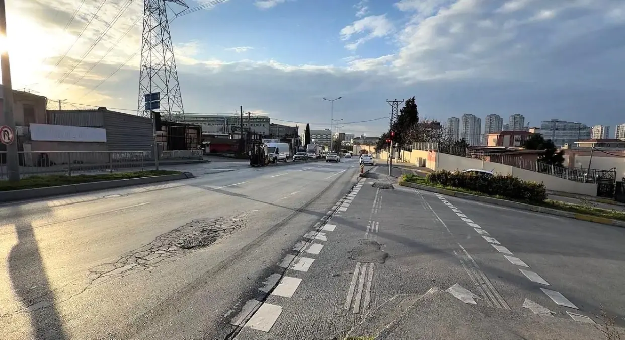 Başakşehir'de Tırın Altındaki Motosiklet Kazası Şanslı Sonuçlandı