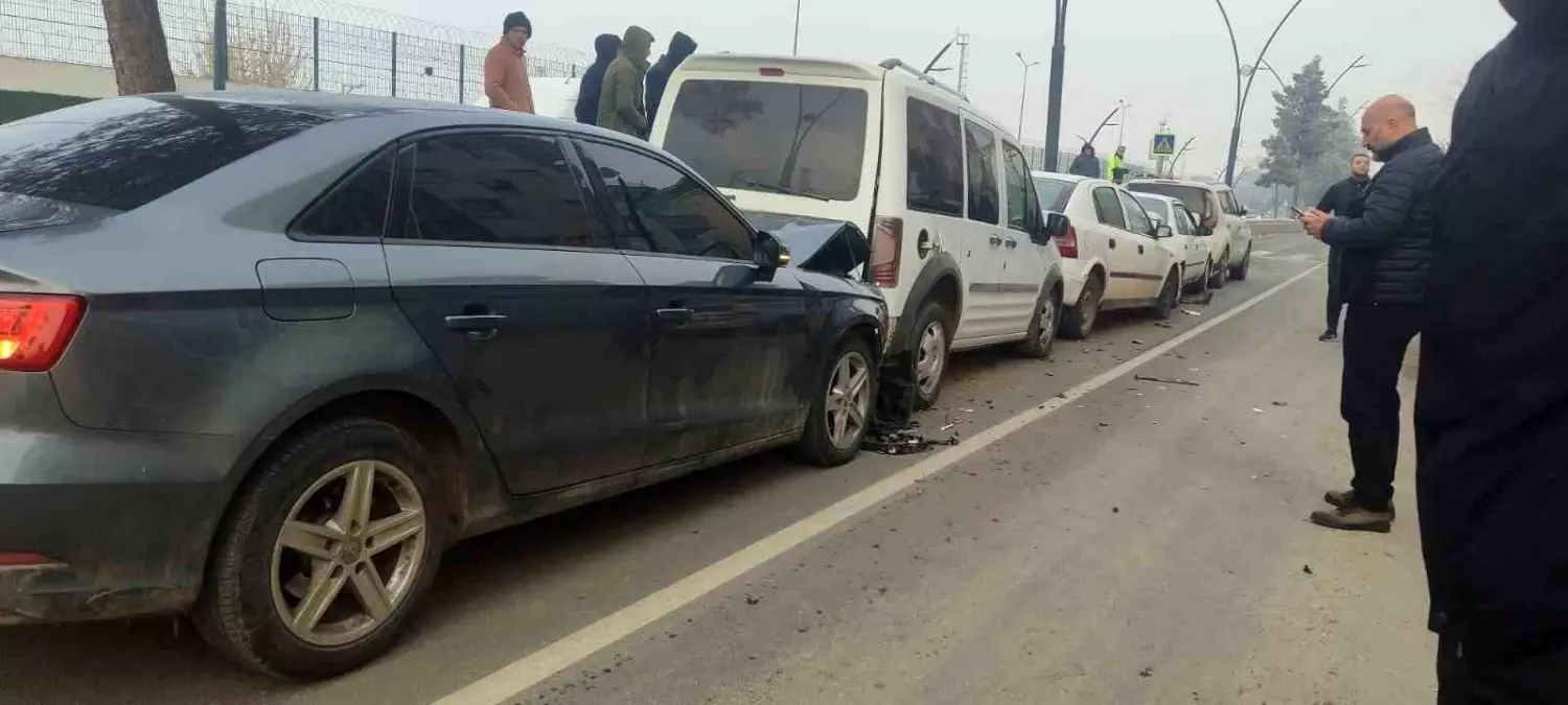 Batman'da 5 Aracın Karıştığı Zincirleme Trafik Kazası Şekillendi