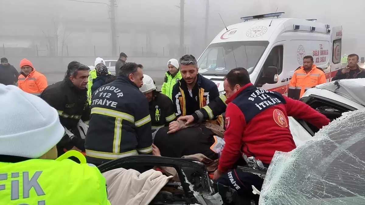 Burdur’da Yoğun Sis Sebebiyle Zincirleme Trafik Kazası: 2 Yaralı, Birisi Ağır Yaralı