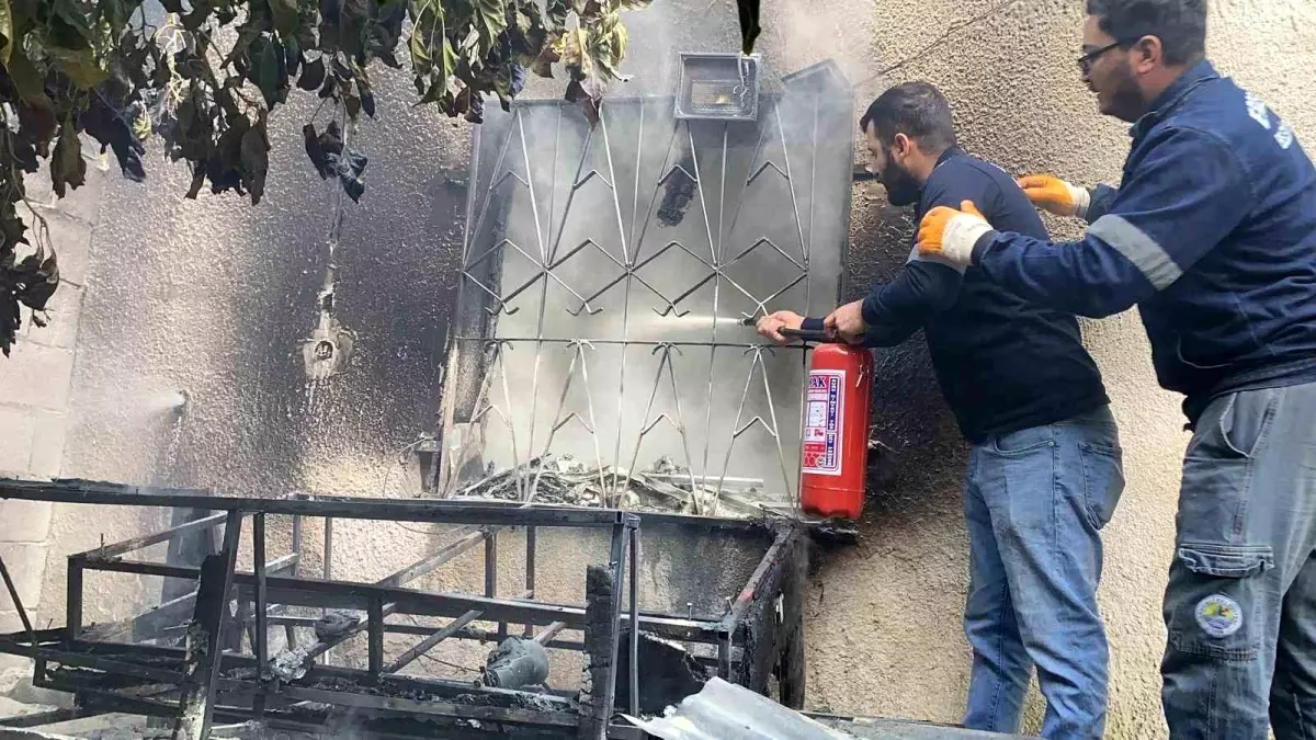 Erdemli'de Çıkan Ev Yangını Belediye Müdahalesiyle Hızlıca Kontrol Altına Alındı