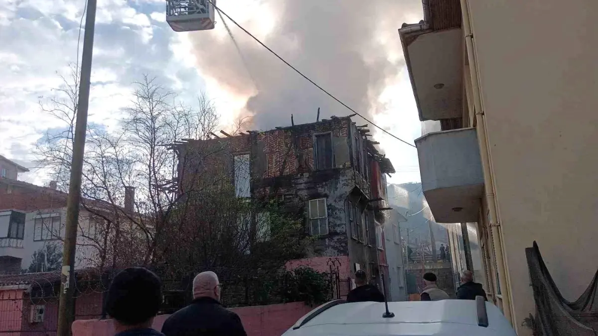 Karamürsel'de Elektrikli Soba Yangını: Ev Sahibi Tek Başına Kurtuldu