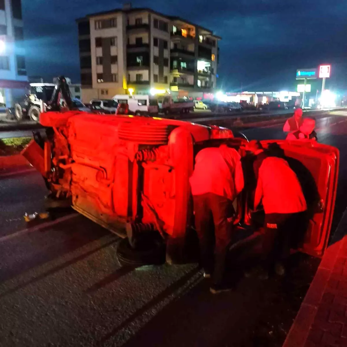 Balıkesir Gömeç’te Ticari Araç Devrildi, Bir Kişi Hastaneye Kaldırıldı