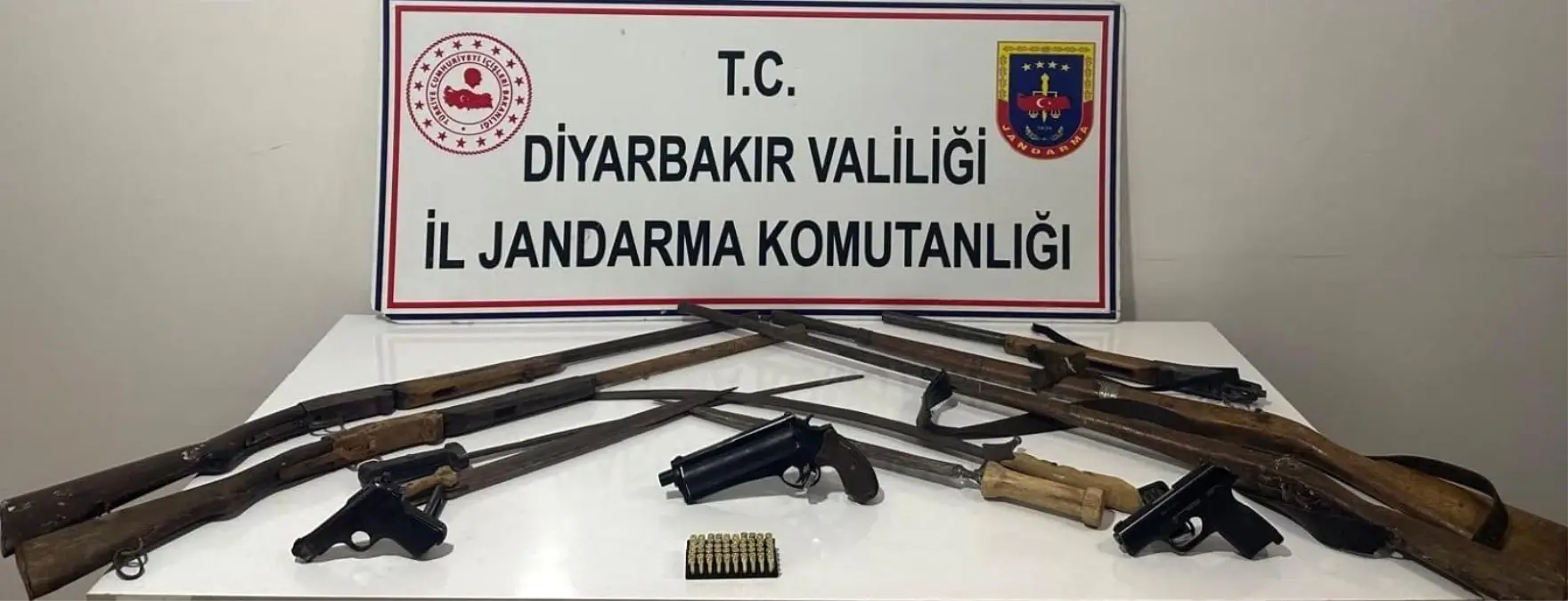 Diyarbakır’da Jandarma’nın Kaçak Silah Operasyonu: 10 Şüpheli Gözaltında