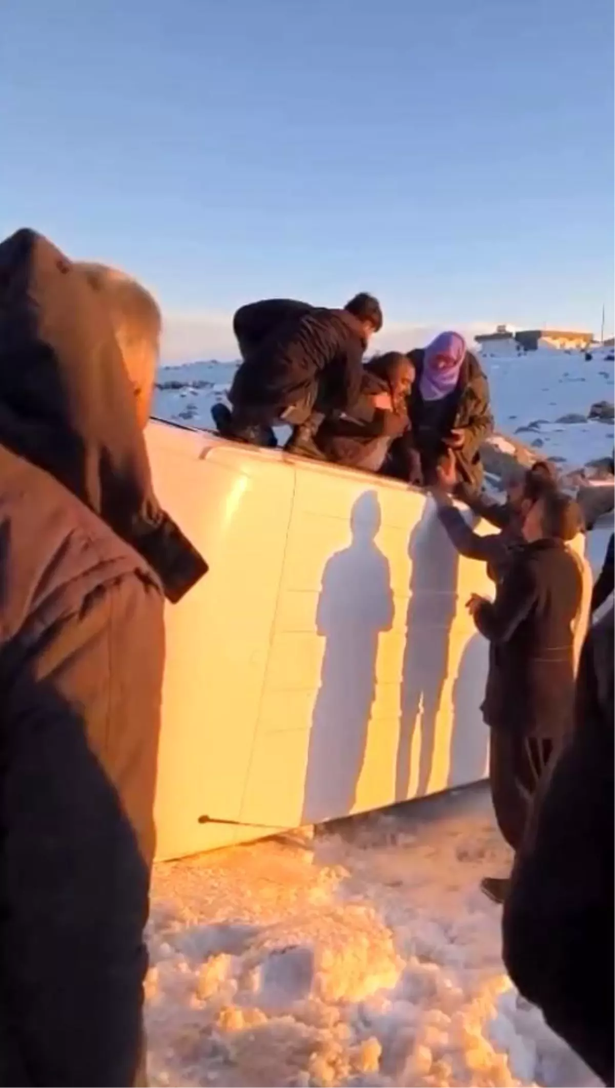 Şanlıurfa Siverek’te Kar Nedeniyle Minibüs Devrildi, Yolcular Zorlu Kurtarma Çalışmasıyla Güvende