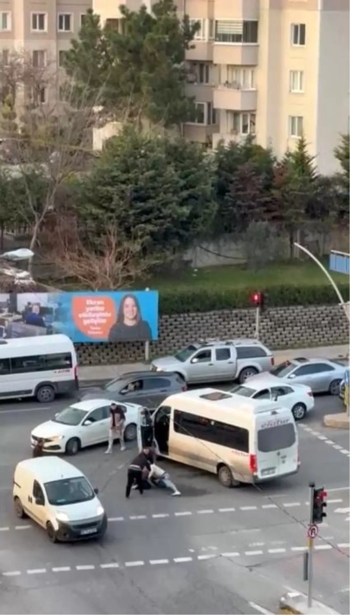 Pendik'te Kırmızı Işıkta Yol Verme Tartışması