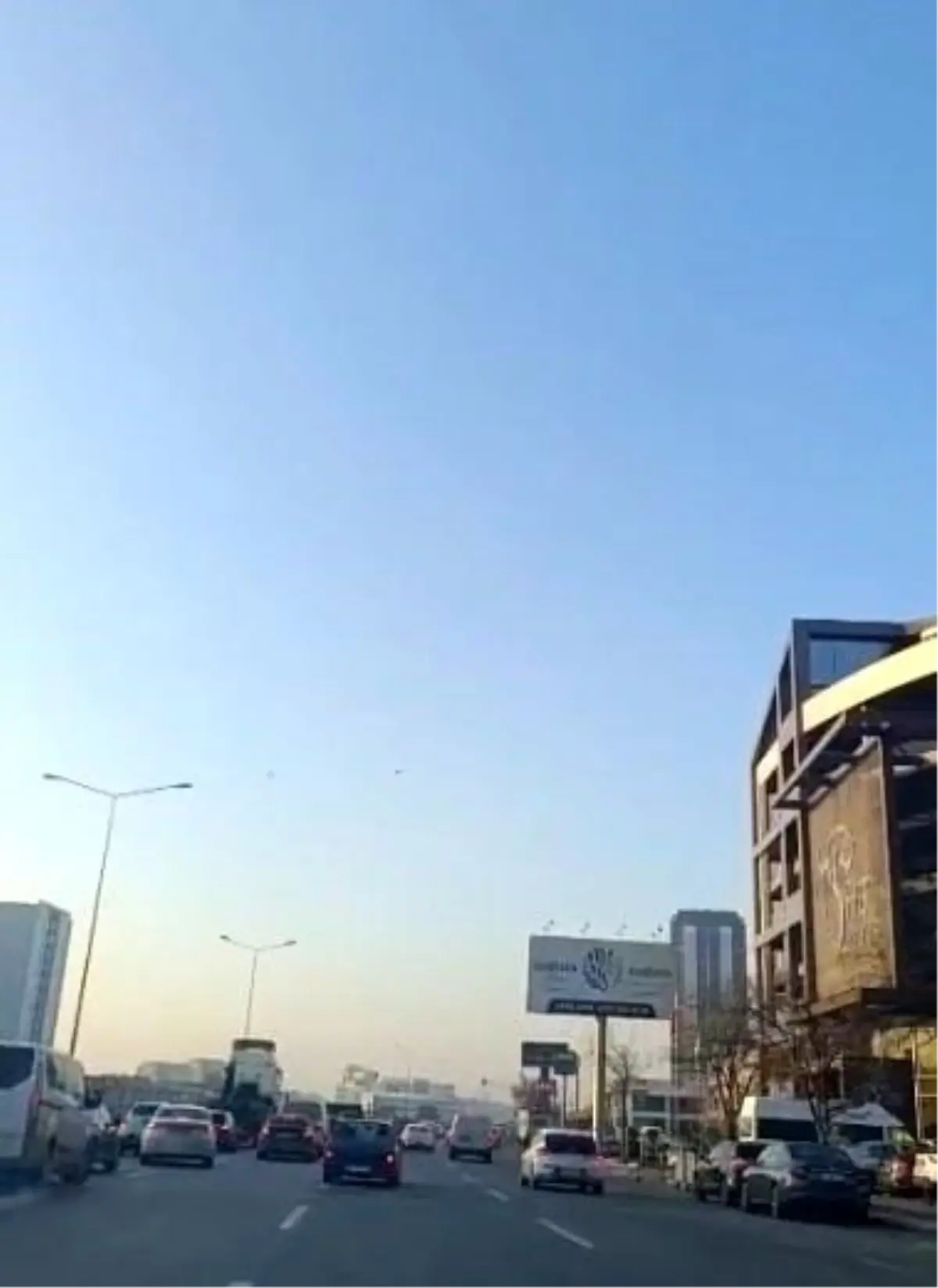 Yenimahalle’de Zincirleme Trafik Kazası: Maddi Hasar ve Sokağın Geçici Kapanması