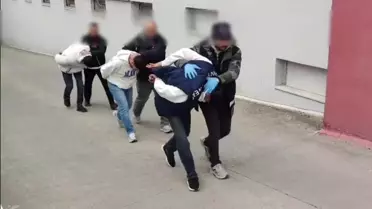 Polis ekiplerinin yakalanan araçla ilgili incelemesi