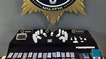 Operasyon sırasında ele geçirilen uyuşturucu paketleri