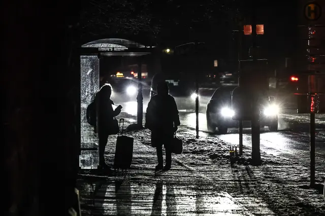 Yardım ekipleri dağıtım yapıyor