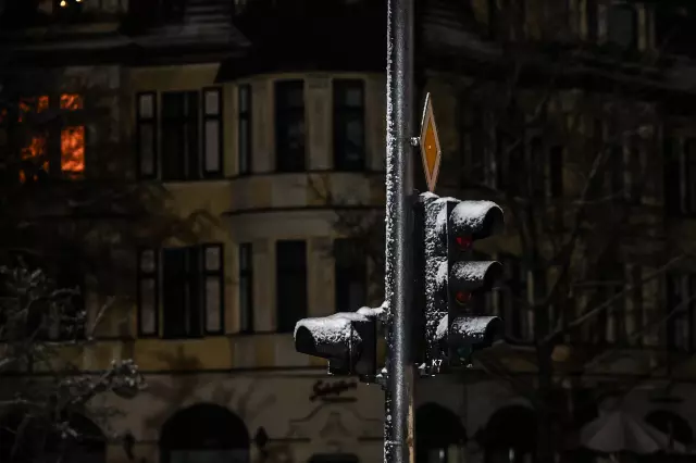 Soğukta bekleyen vatandaşlar