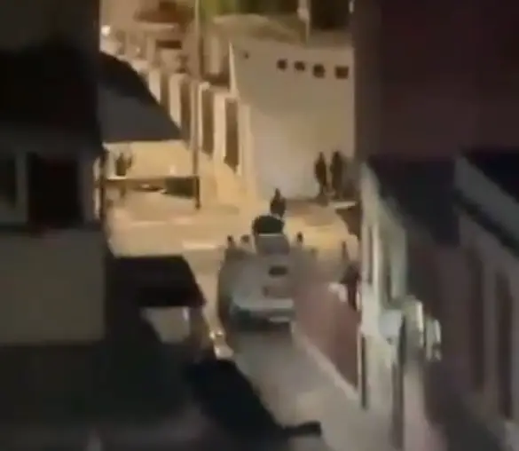 Miraflores Sarayı önünde toplanan kalabalık