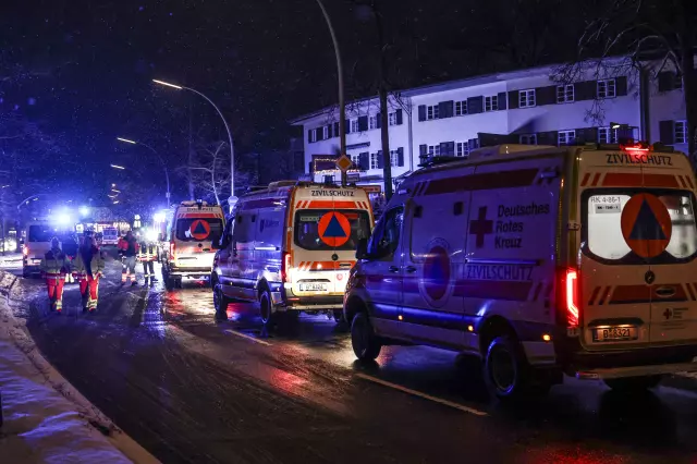 Gece ışıklarıyla aydınlatılan geçici barınak