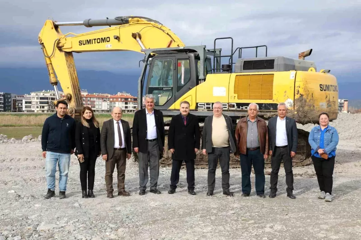 Edremit’te Jeotermal Sera Projesi: Kaymakam Odabaş ve Belediye Başkanı Ertaş Alanı İnceledi