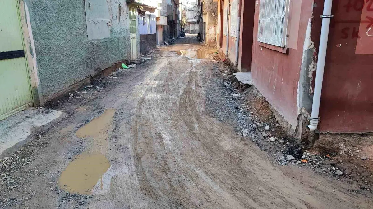 Adana Seyhan’da Altyapı Çalışması Sonrası Mahalle Sokakları Çukurlaştı, Vatandaşlar Tepki Gösterdi