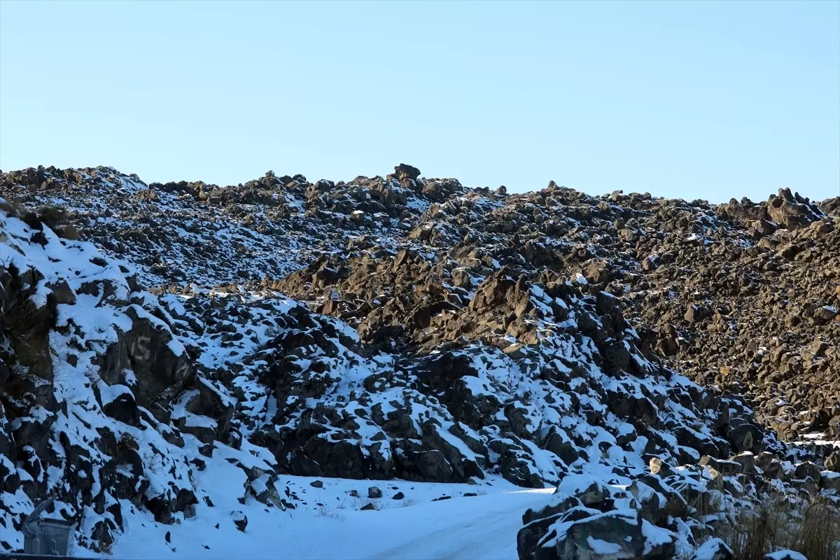 Ağrı Dağı’nın Bembeyaz Manzarası: Lav Kayaları Karla Örtüldü