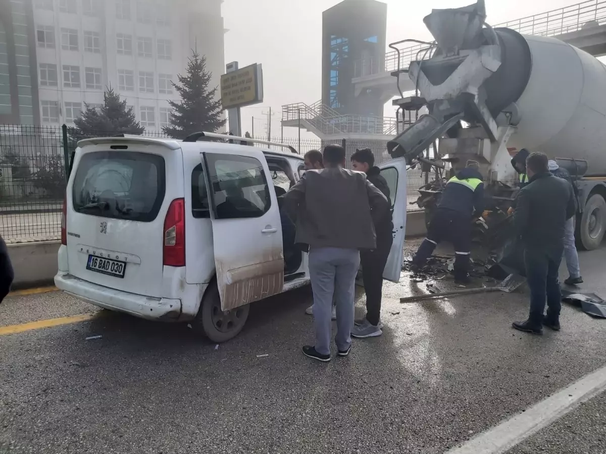 Ankara Çubuk’ta Yoğun Sis Nedeniyle Zincirleme Trafik Kazası: 5 Yaralı