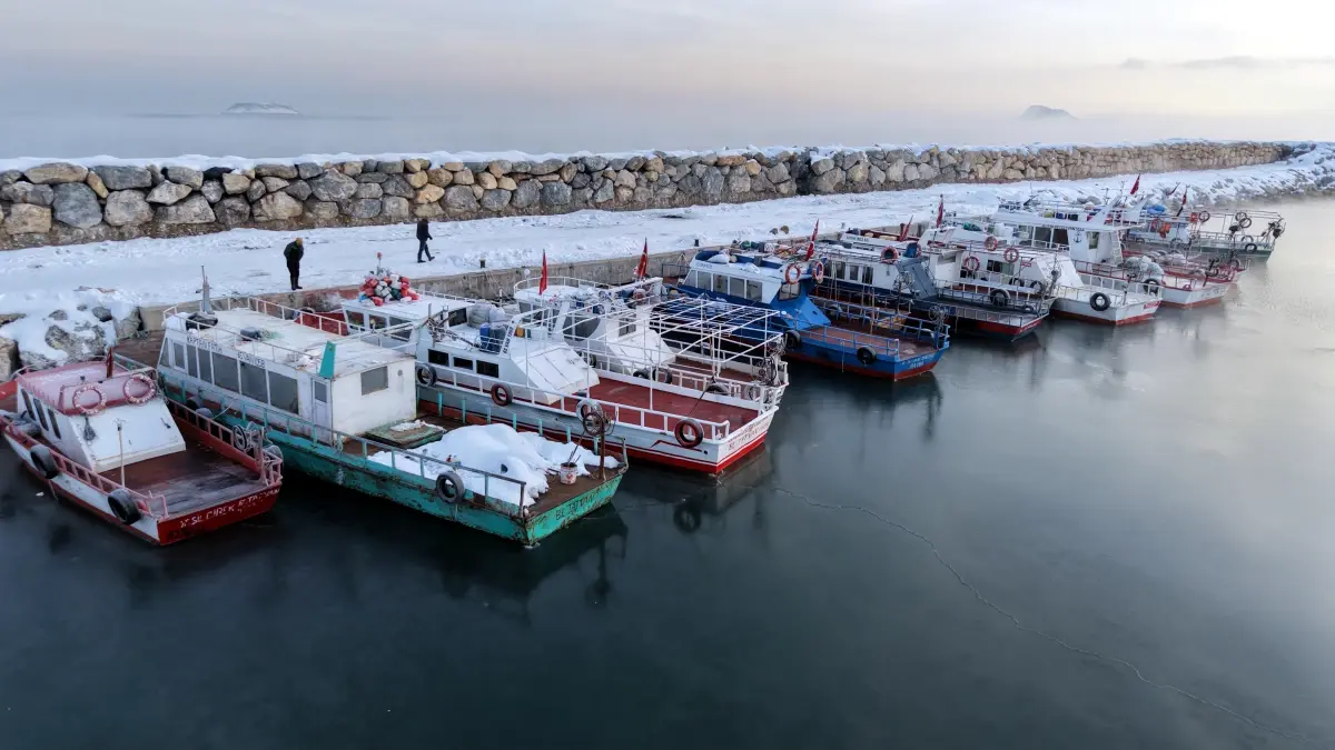 Van Gölü'nde Buz Kalkanı: Balıkçılar Zorlu Mücadele Veriyor