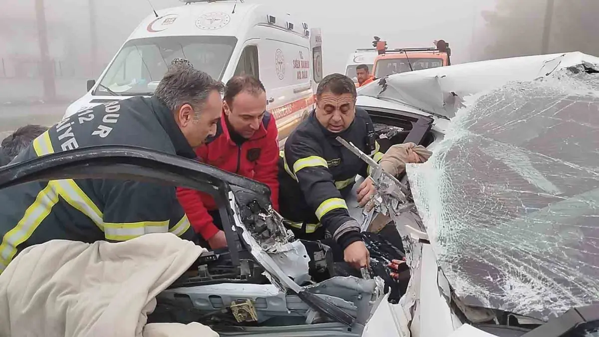 Burdur’da Yoğun Sis Nedeniyle Zincirleme Trafik Kazası: 1 Yaralı Ağır Durumda