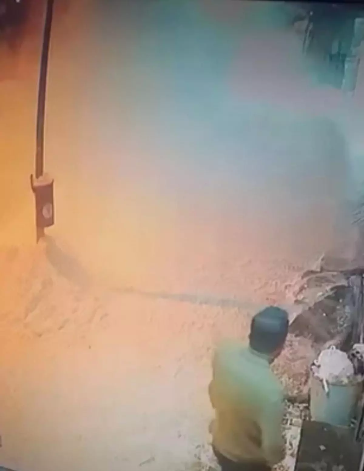 Muş'ta Kar Yağışı Çatıdan Düşen Kütleyle Park Halindeki Araca Çarptı