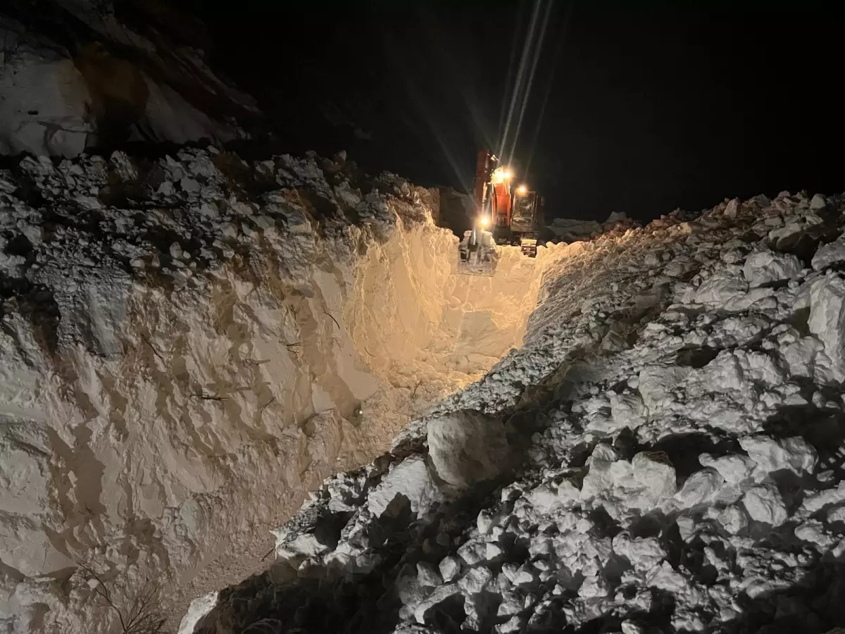 Şırnak Beytüşşebap’ta Çığla Mücadele: Zorlu Koşullarda Ekiplerin Çalışmaları