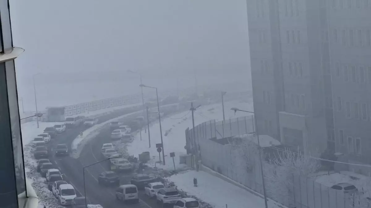 Diyarbakır’da Yoğun Sis Görüş Mesafesini 15 Metreye Düşürdü