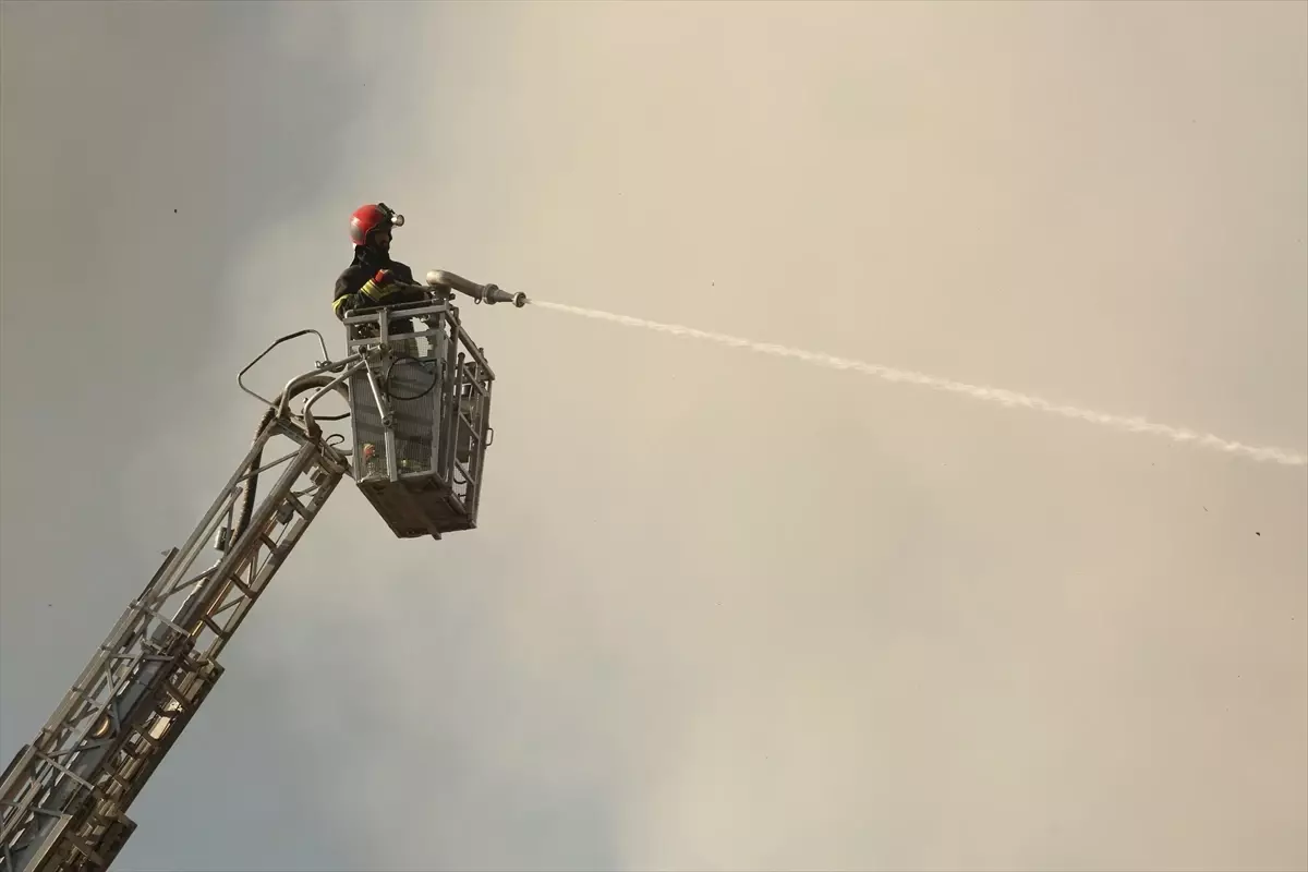 Erbil'de Fabrika Yangını Okulları Tatil Ettirdi