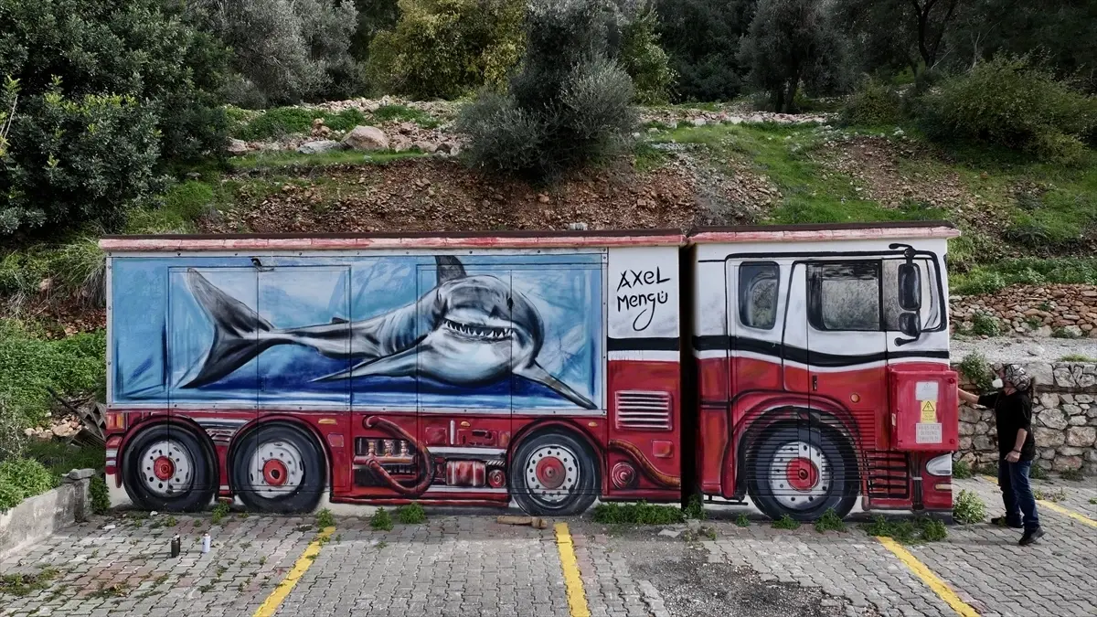 Fethiye’nin Renkli Duvarları Axel Mengü’nün Mural Dokunuşlarıyla Canlanıyor