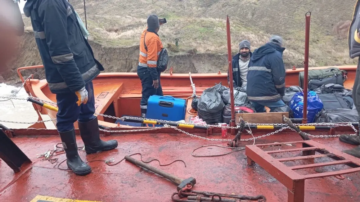 Karadeniz’de ‘Happy Aras’ Gemisi Karaya Oturdu: 3 Türk Mürettebat Kurtarıldı